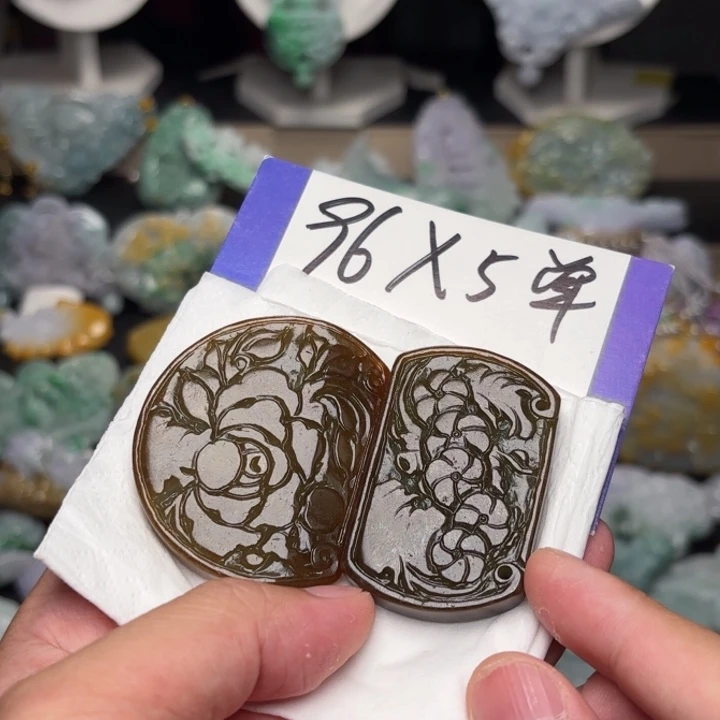 云***划翡翠未镶嵌颈饰吊坠