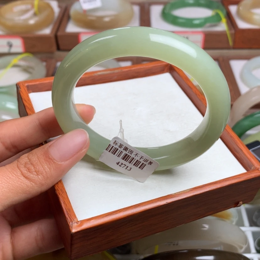 【闪购商品】和田玉手镯未镶嵌57