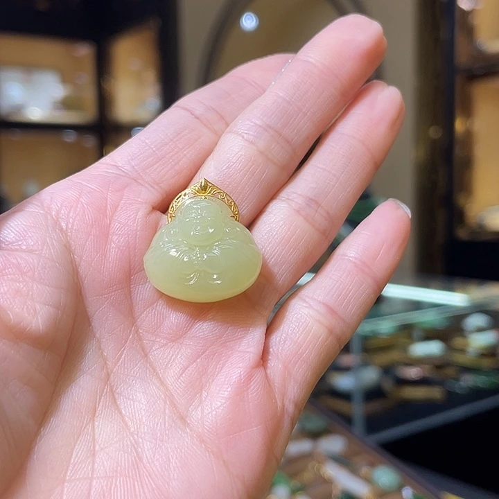 颈饰18K金镶嵌和田玉抱抱佛