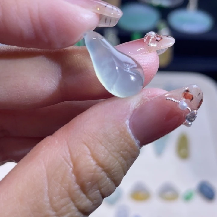 翡翠未镶嵌颈饰玉兰花