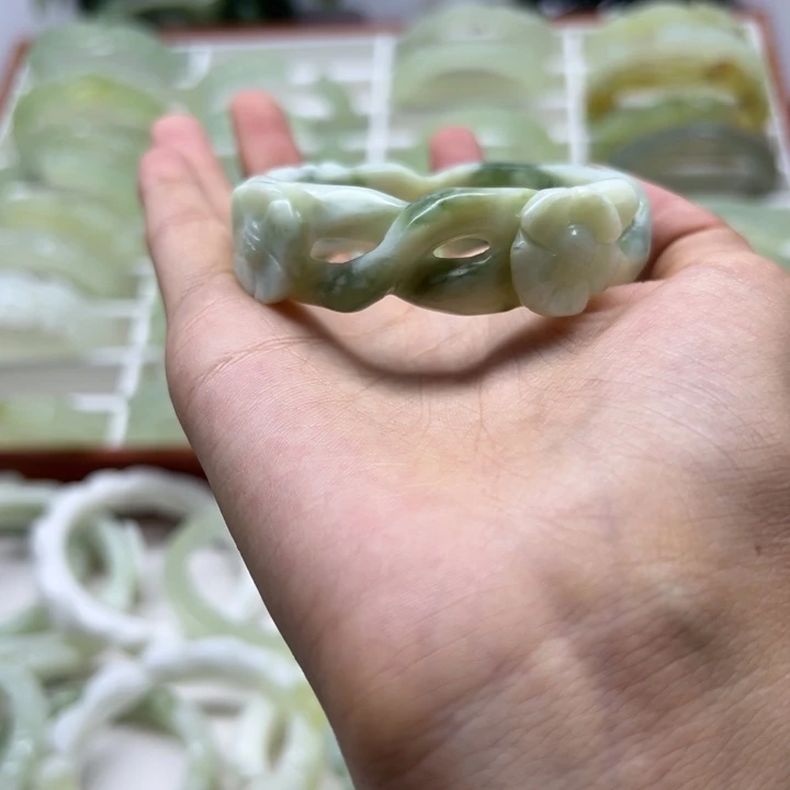 可***可蛇纹石玉未镶嵌手镯