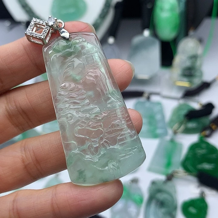 翡翠未镶嵌吊坠(赠链)