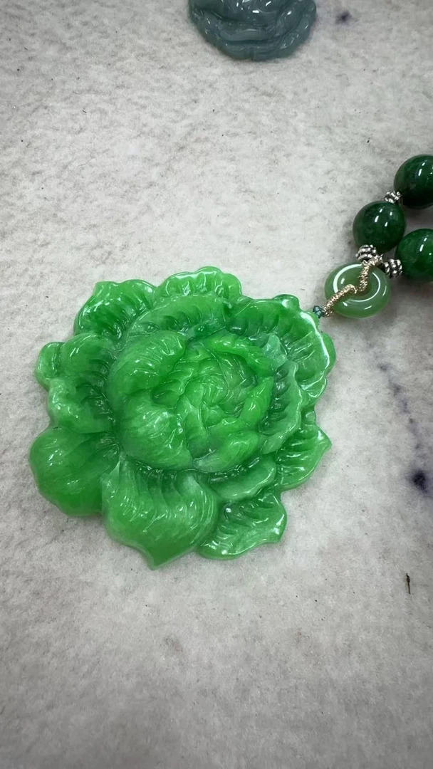 翡翠阳绿牡丹花吊坠