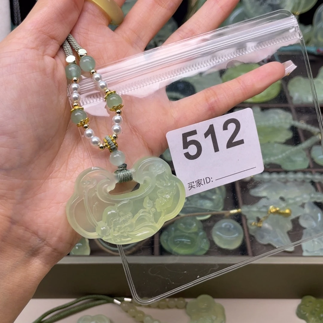 豆***豆蛇纹石玉未镶嵌颈饰