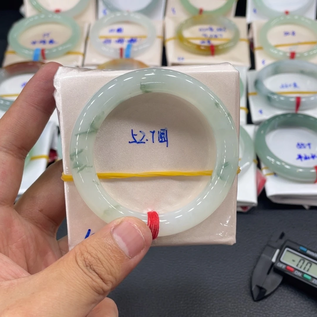 翡翠手镯未镶嵌天然翡翠