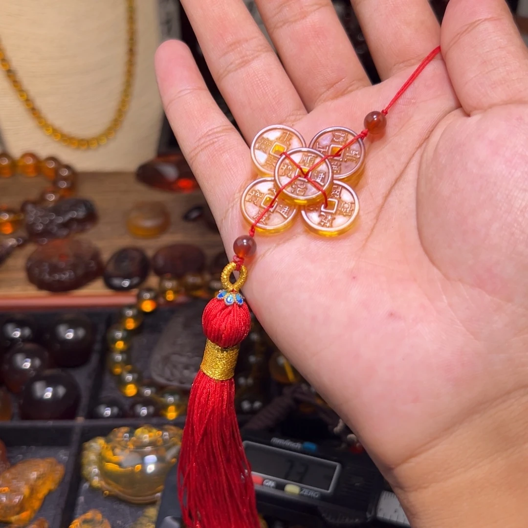 琥珀未镶嵌颈饰五帝钱挂件