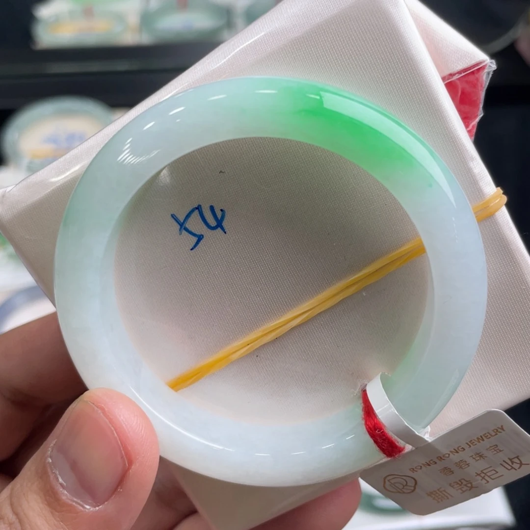 翡翠手镯未镶嵌翡翠手镯