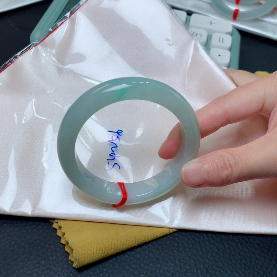 翡翠手镯未镶嵌翡翠