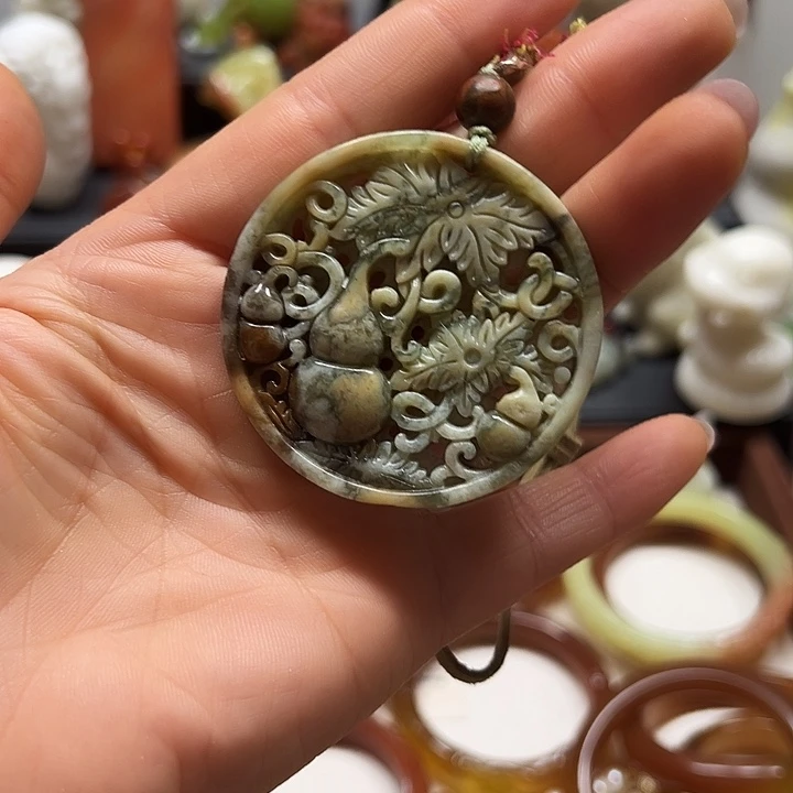 蛇纹石玉吊坠未镶嵌