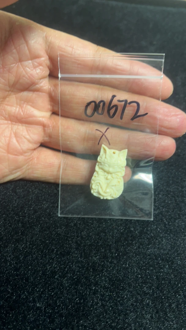 00672猛犸牙瑕疵九尾狐雕刻牌