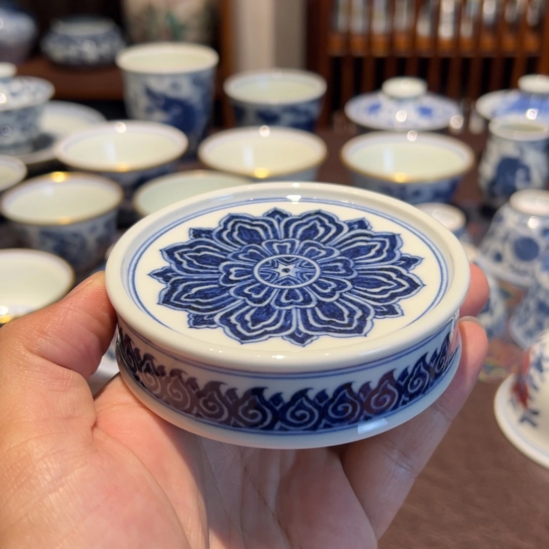 精品青花宝相莲花盖置面径约8.2厘米