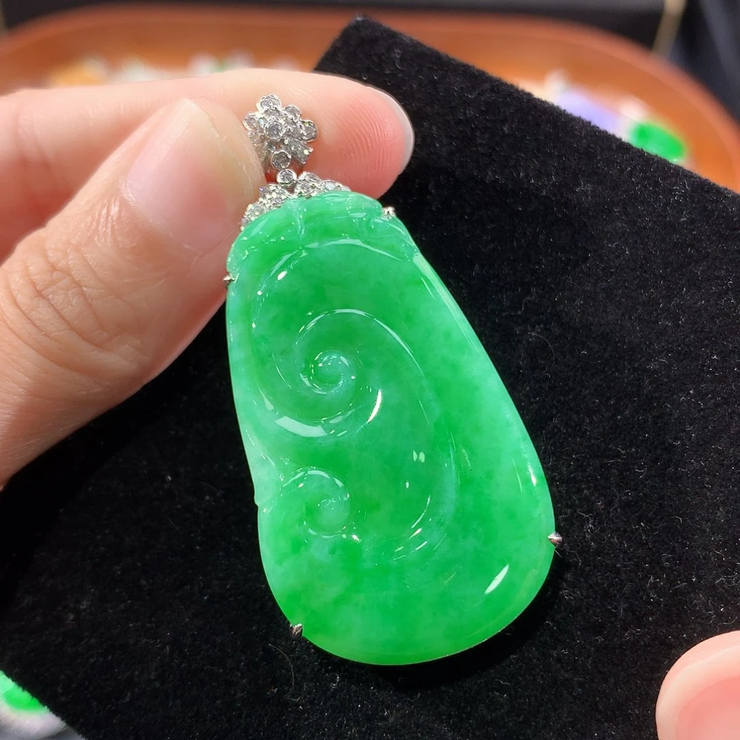 翡翠18K金镶嵌颈饰