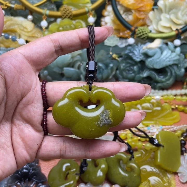 蛇纹石玉未镶嵌颈饰