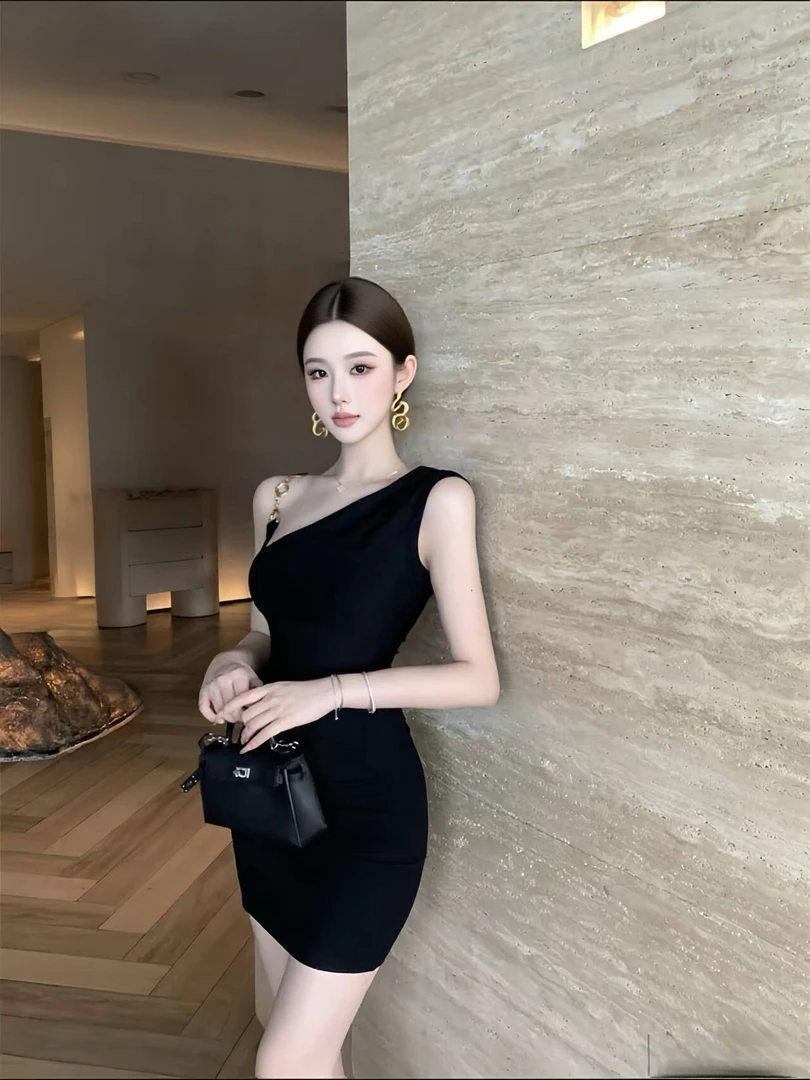 高级名媛褶皱包臀黑色连衣裙气质御姐范修身显瘦单肩链条性感短裙