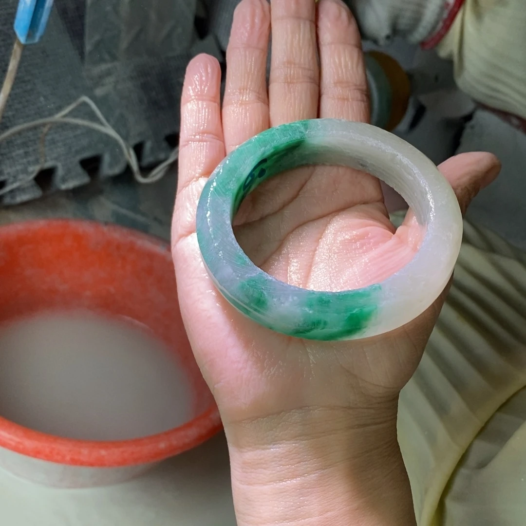 梦***莹石英质玉（非洲翠）未镶嵌手镯定制