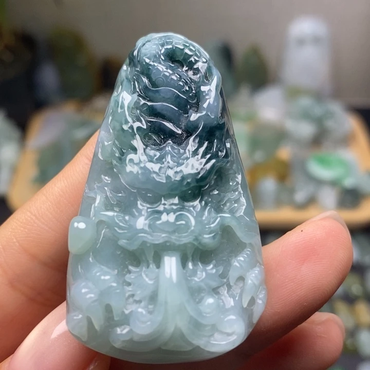 翡翠未镶嵌颈饰龙牌