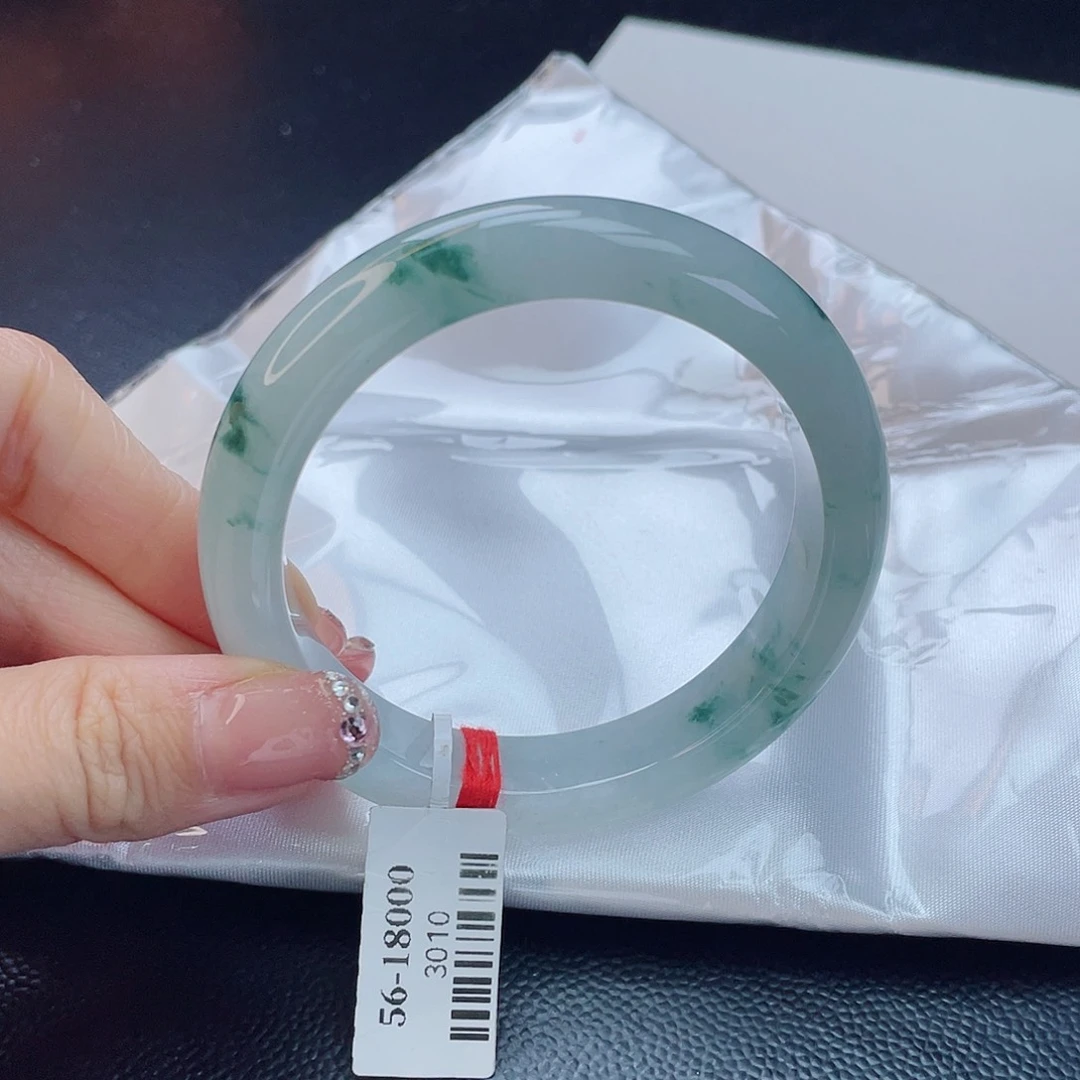 翡翠手镯未镶嵌翡翠