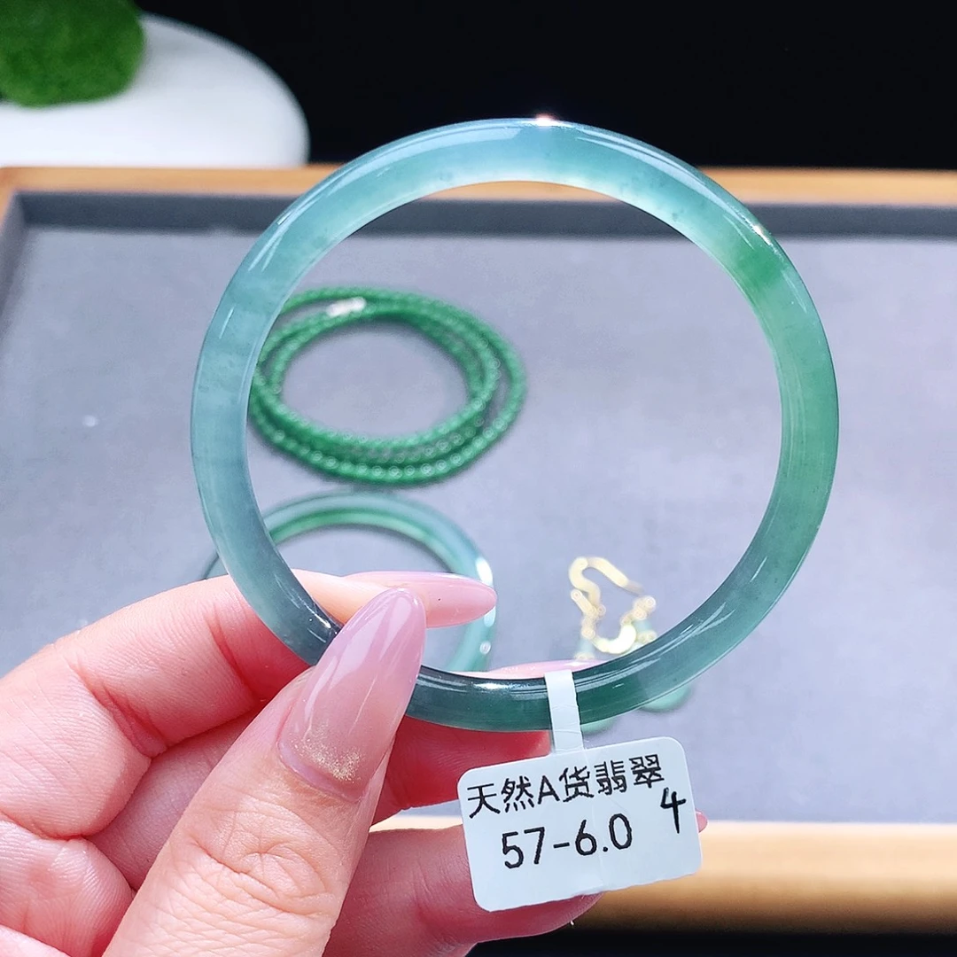 未镶嵌手镯（圆镯）翡翠