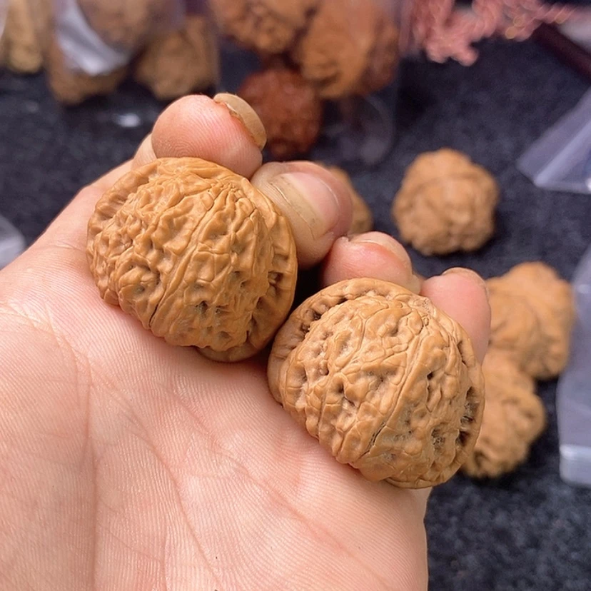 【闪购商品】文玩核桃吊坠36白狮子