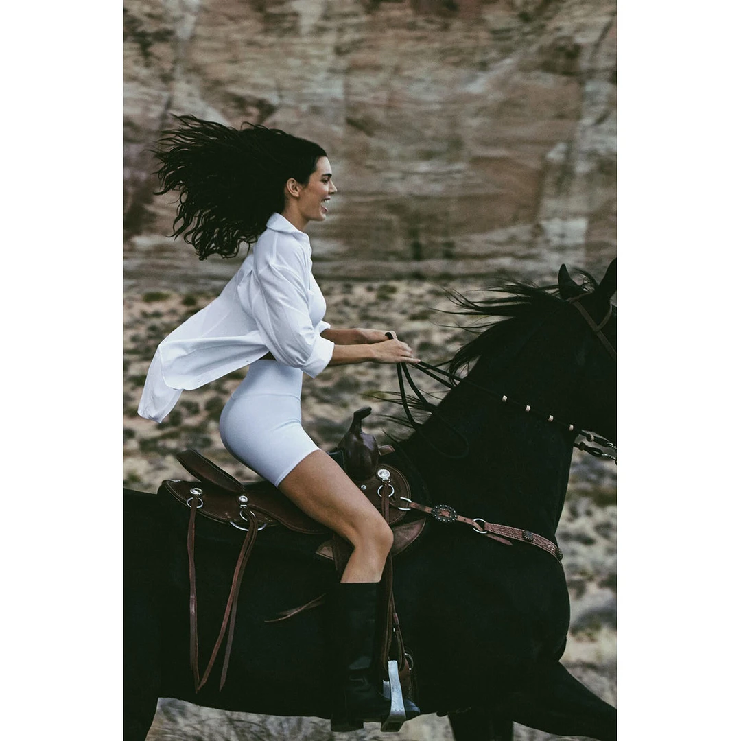 Alo yoga 休闲纯色经典长袖衬衫 女款 白色