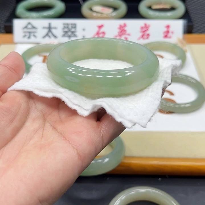 石英质玉手镯未镶嵌@***在
