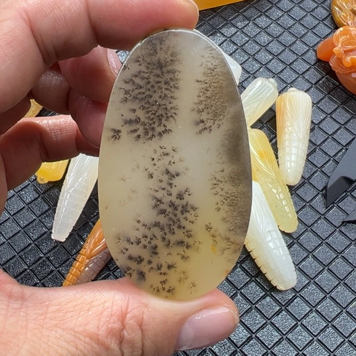 石英质玉（黄龙玉）颈饰未镶嵌