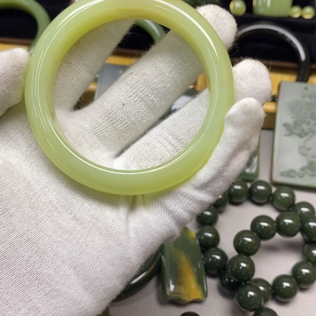 项圈未镶嵌岫岩老玉（透闪石质玉）神*人