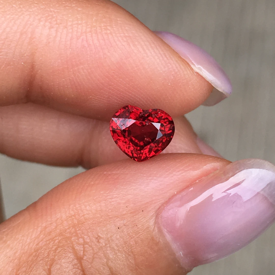 少有红爱心尖晶石 1.08ct