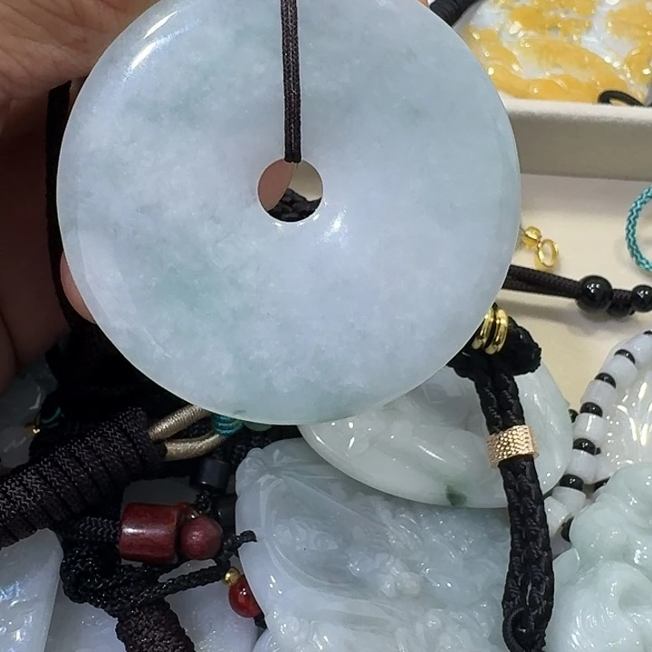 翡翠未镶嵌颈饰平安扣