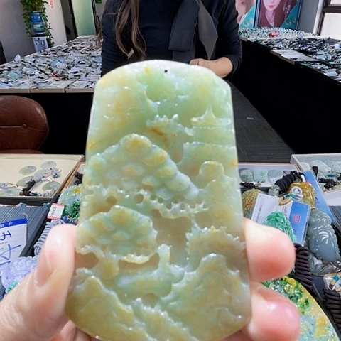 翡翠未镶嵌颈饰一个