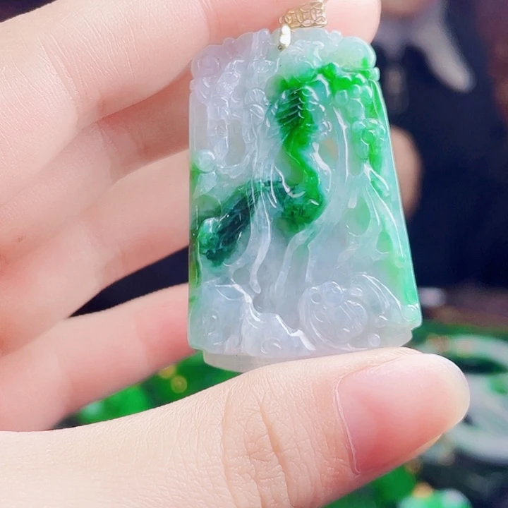 颈饰18K金镶嵌翡翠多样性