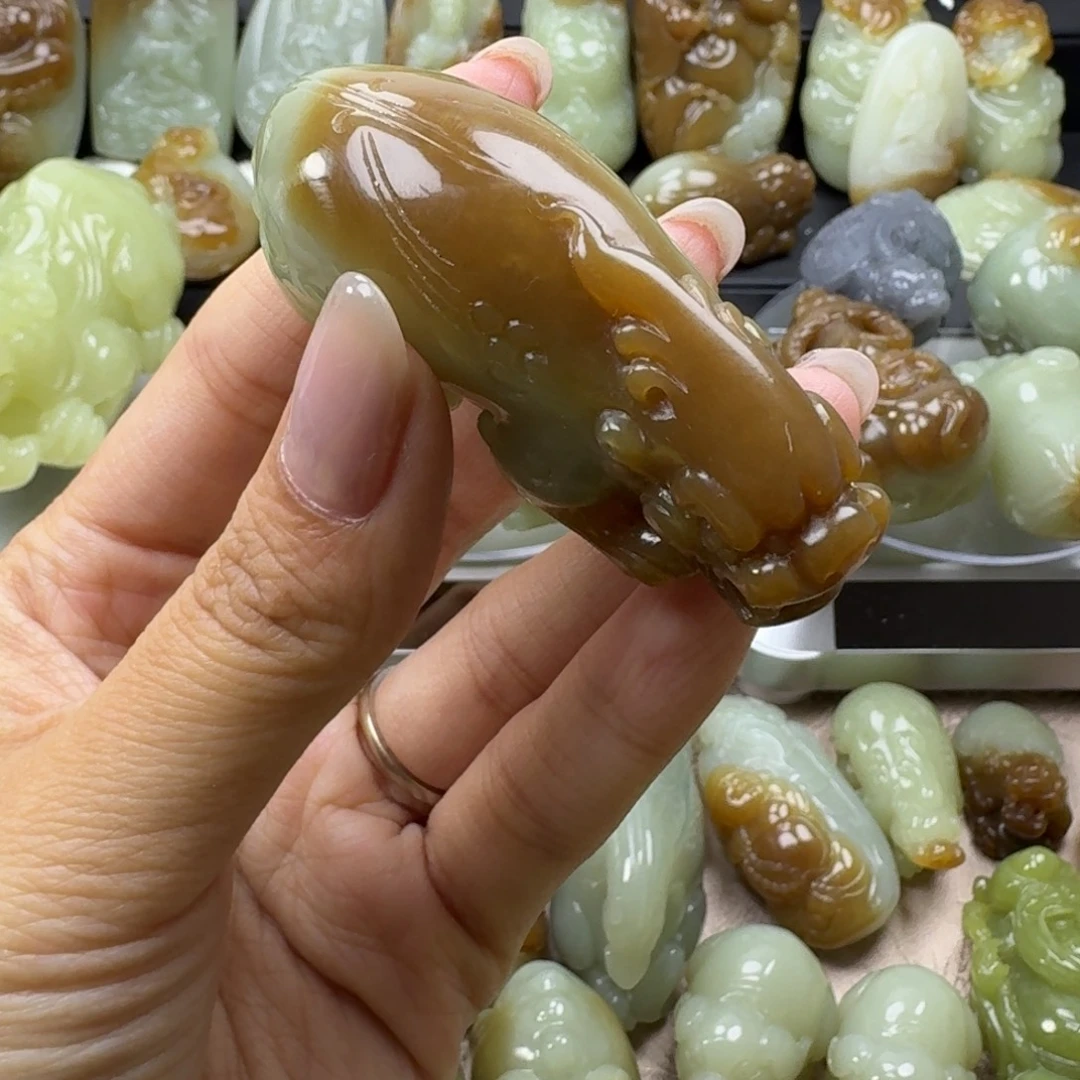 和田玉未镶嵌把件