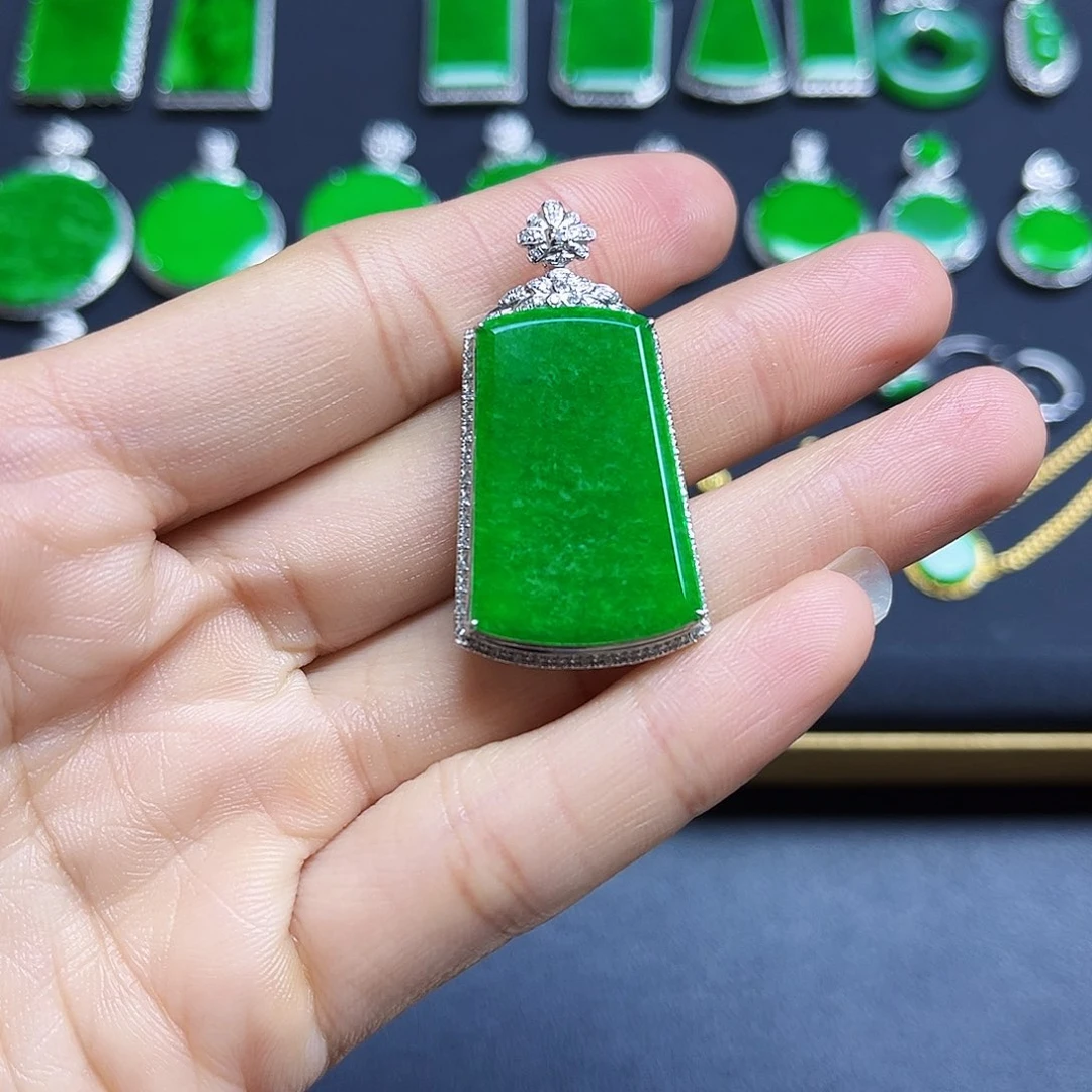 翡翠18K金镶嵌颈饰