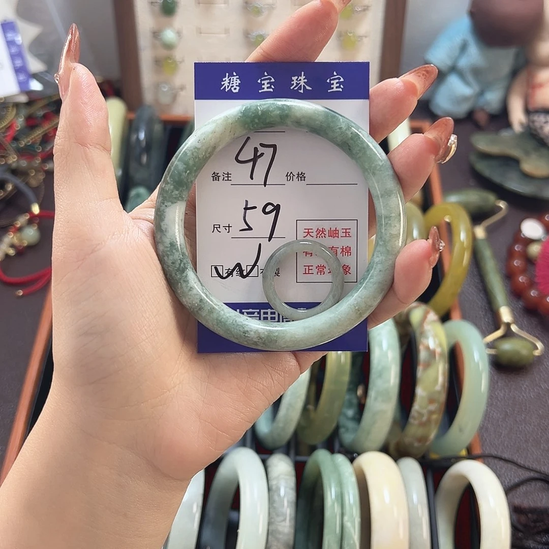 蛇纹石玉手镯未镶嵌。**，