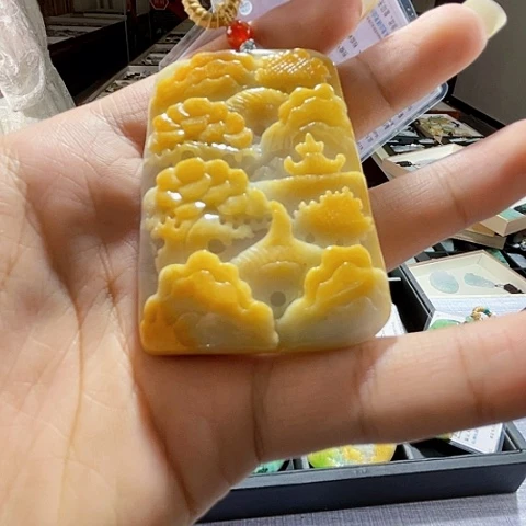 翡翠未镶嵌项圈一个