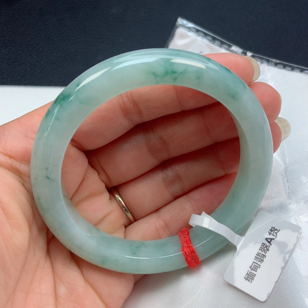 翡翠手镯未镶嵌55圈