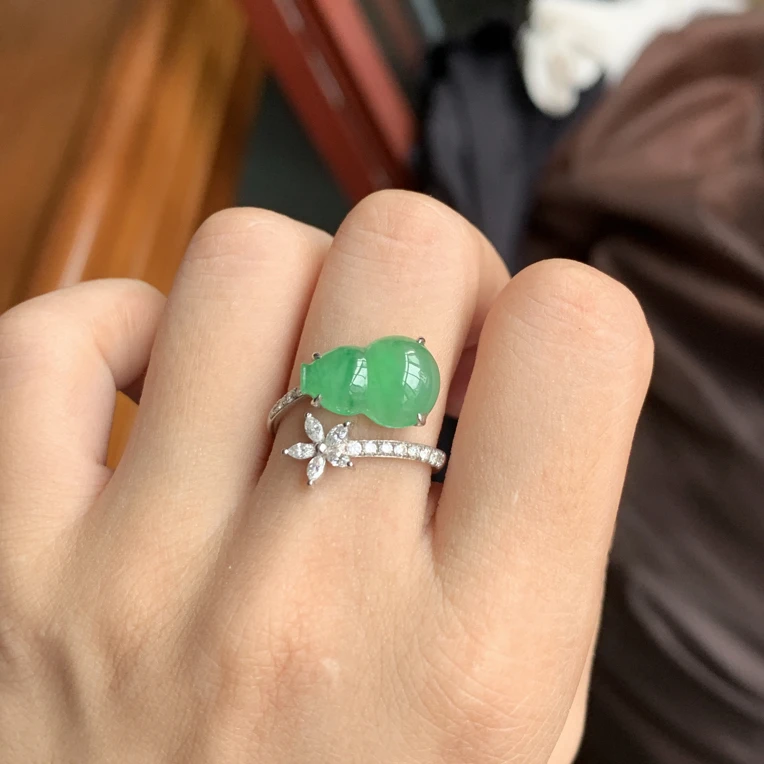 18k金镶天然缅甸a货翡翠冰苹果绿葫芦精美女士戒指