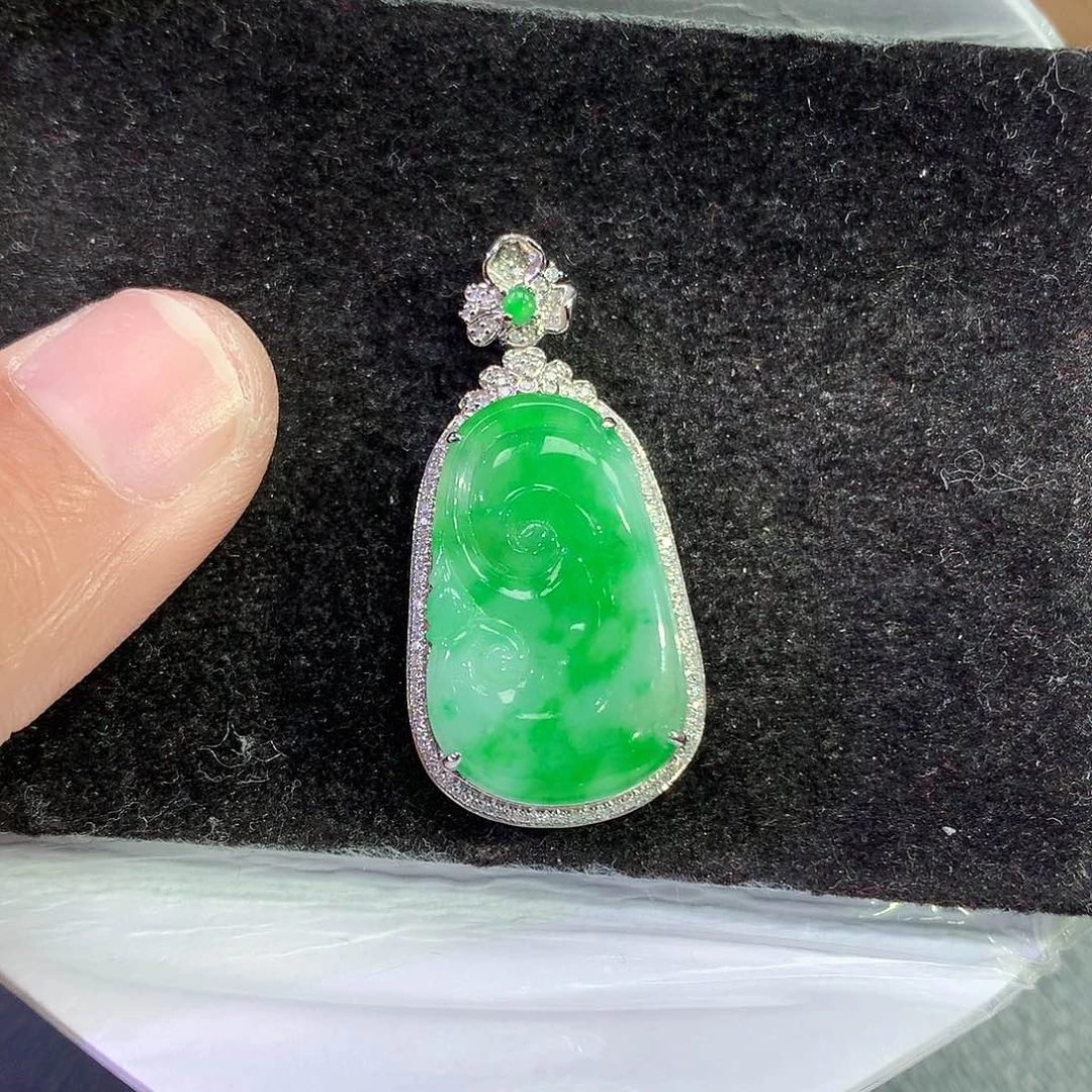 翡翠吊坠(赠链)18K金镶嵌