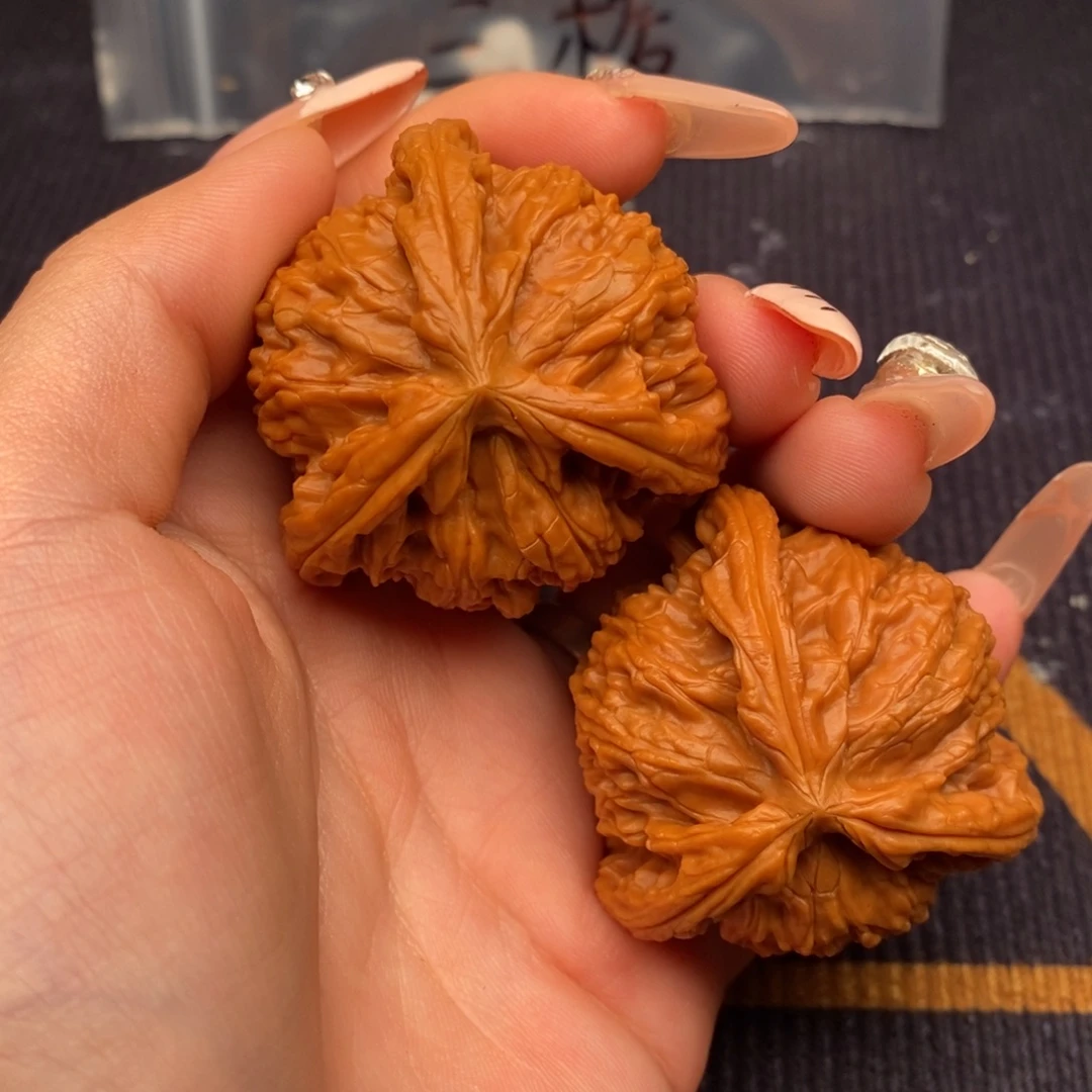 伊***人文玩核桃吊坠白狮子