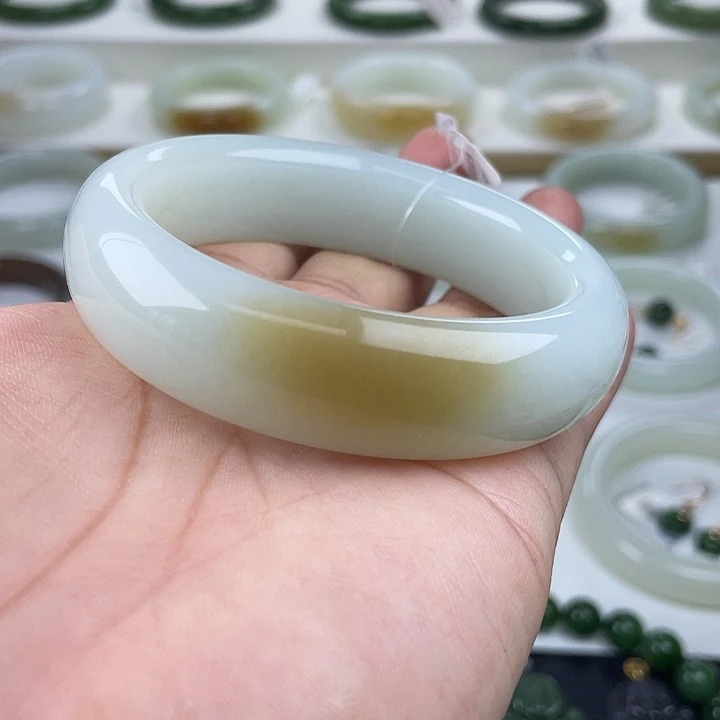 和田玉未镶嵌手镯