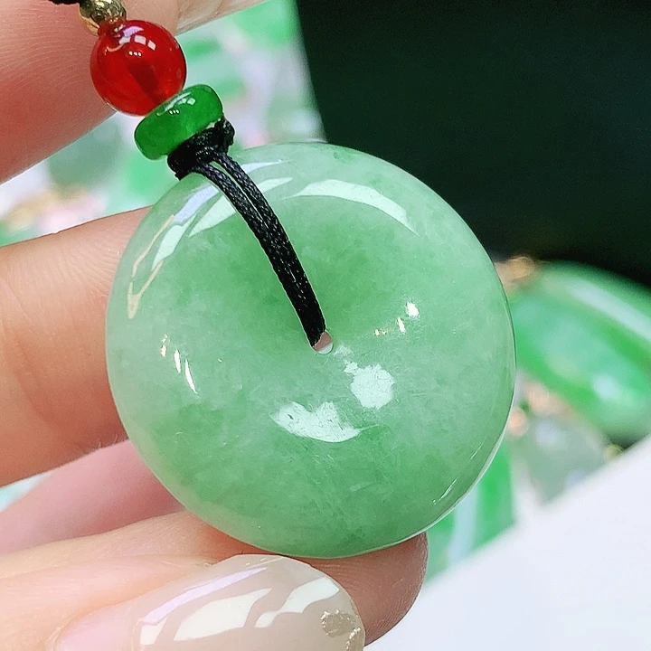 翡翠未镶嵌颈饰多样性发其一