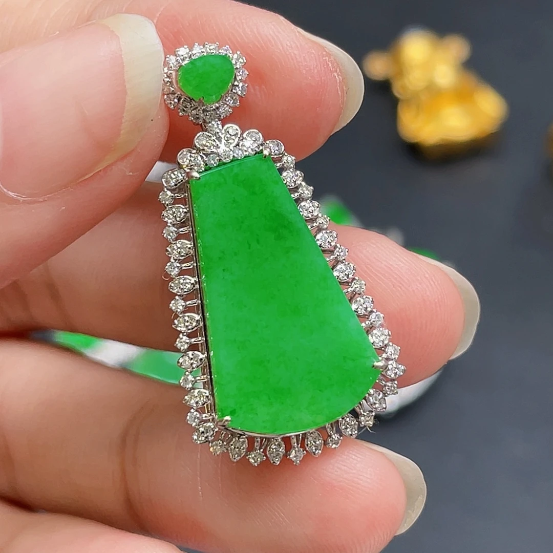 翡翠18K金镶嵌颈饰绿无事牌