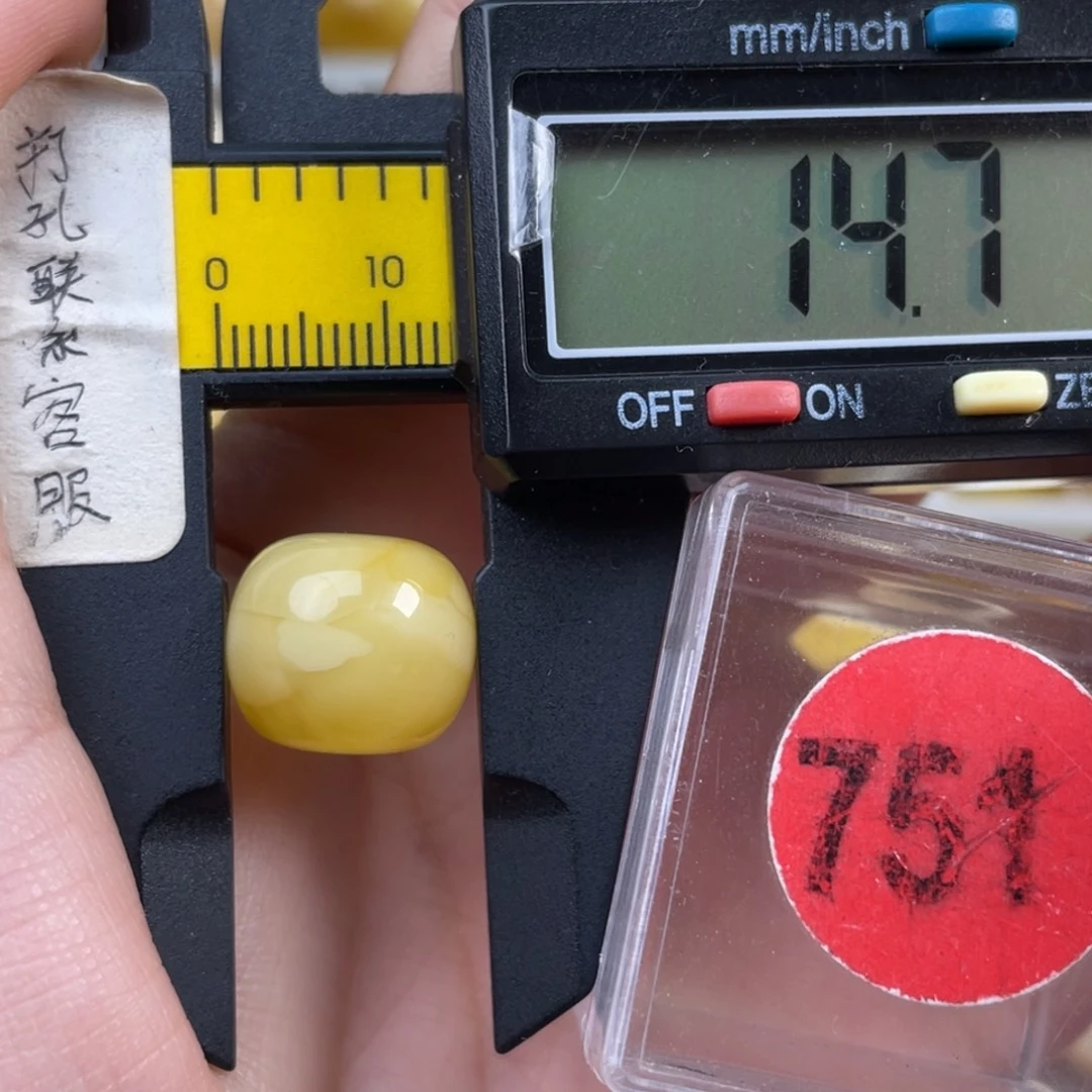 蜜蜡未镶嵌珠宝奇石瑕疵