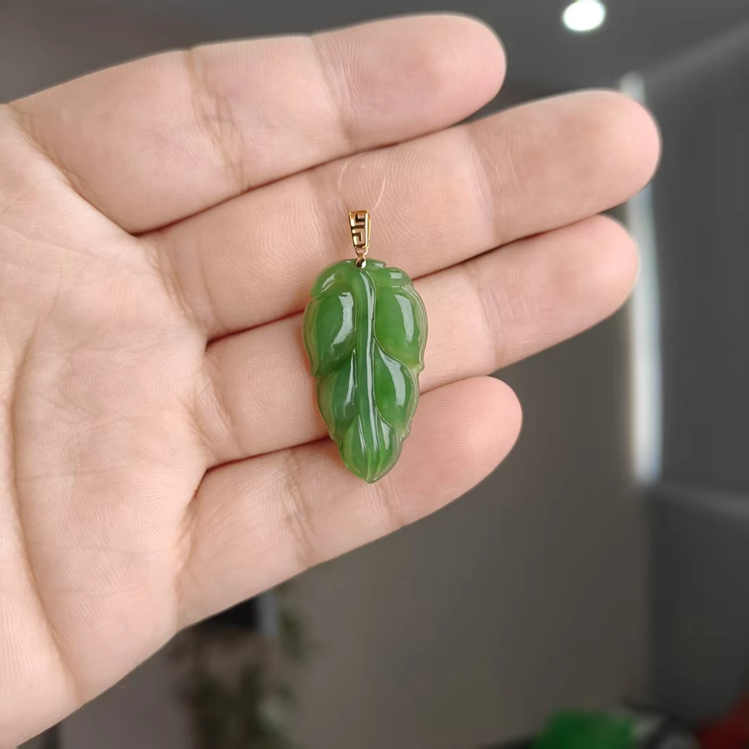 约30mm碧玉叶子镶18K金扣头吊坠