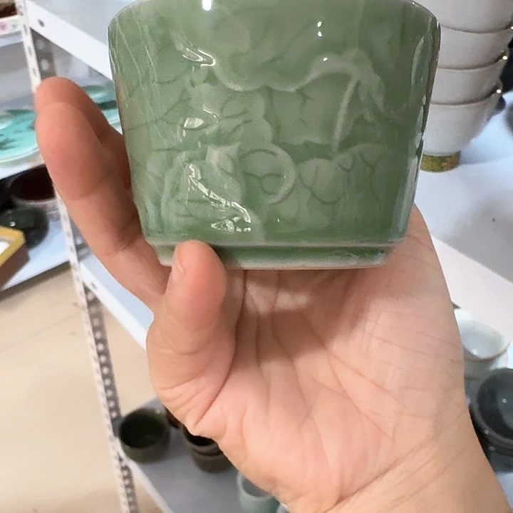 主人杯一个，瓷。品茗赏