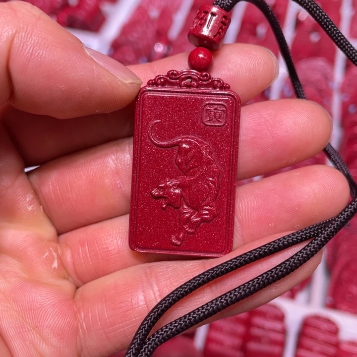 天然辰砂虎中号吊坠