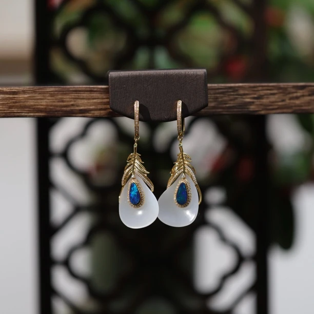 翎影·蓝珀映月·18K金新疆和田玉羽毛耳坠轻奢风时尚大气设计款