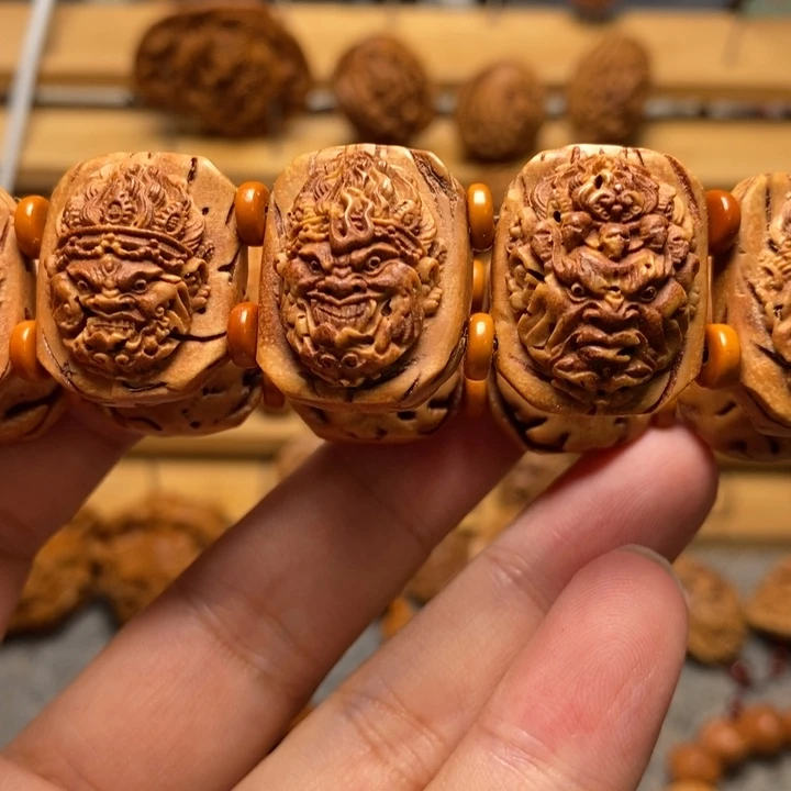 桃核雕刻不动明王手牌
