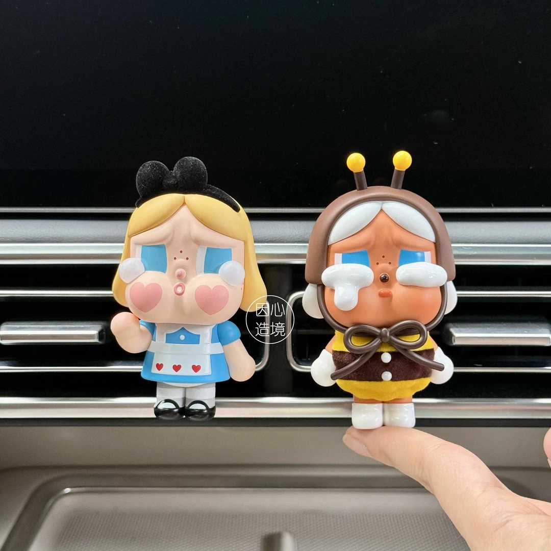 正版泡泡玛特Crybaby哭娃车载出风口装饰车内可爱香薰饰品摆件女