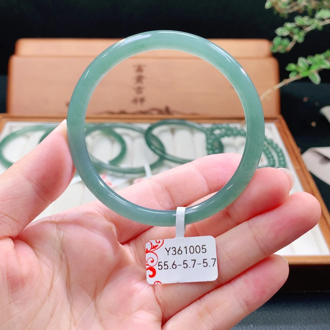 翡翠手镯（圆镯）未镶嵌